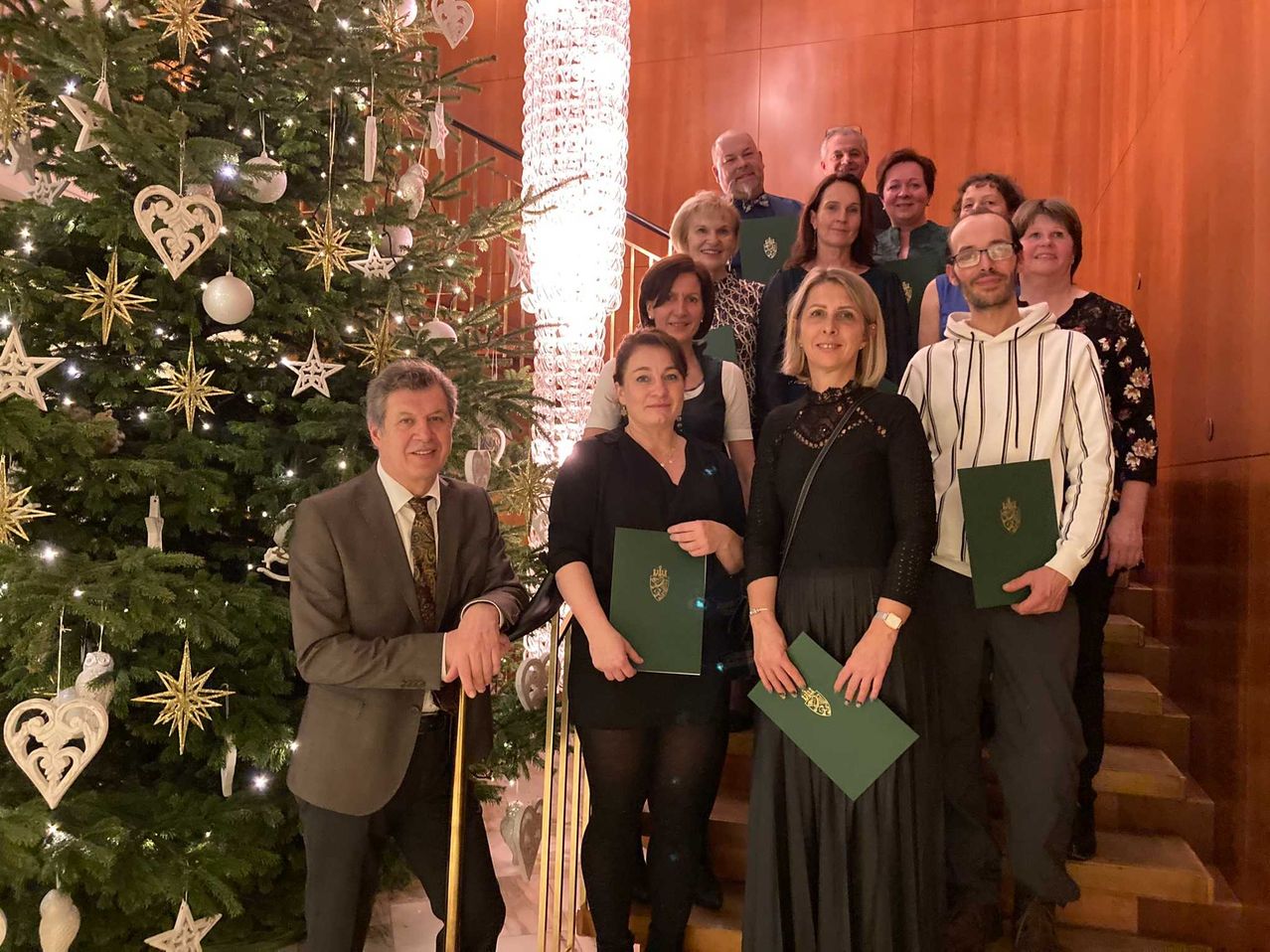 Bild enthält, Adult, Female, Person, Woman, Groupshot, Male, Man, Shoe, Face, Glasses