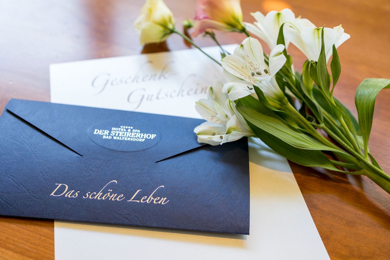 Bild enthält, Flower, Plant, Flower Arrangement, Envelope, Mail, Flower Bouquet, Business Card, Paper, Text