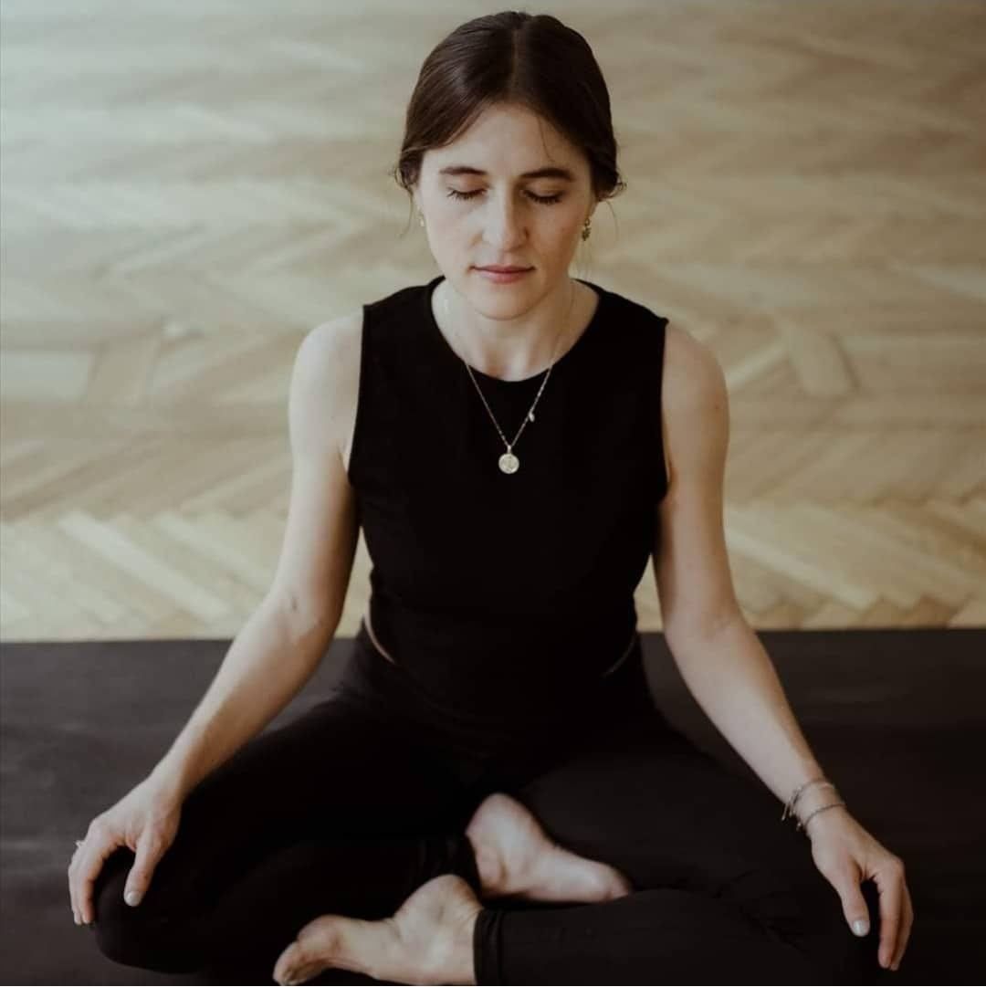 Bild enthält, Adult, Female, Person, Woman, Fitness, Lotus Yoga Pose, Sport, Working Out, Yoga, Face