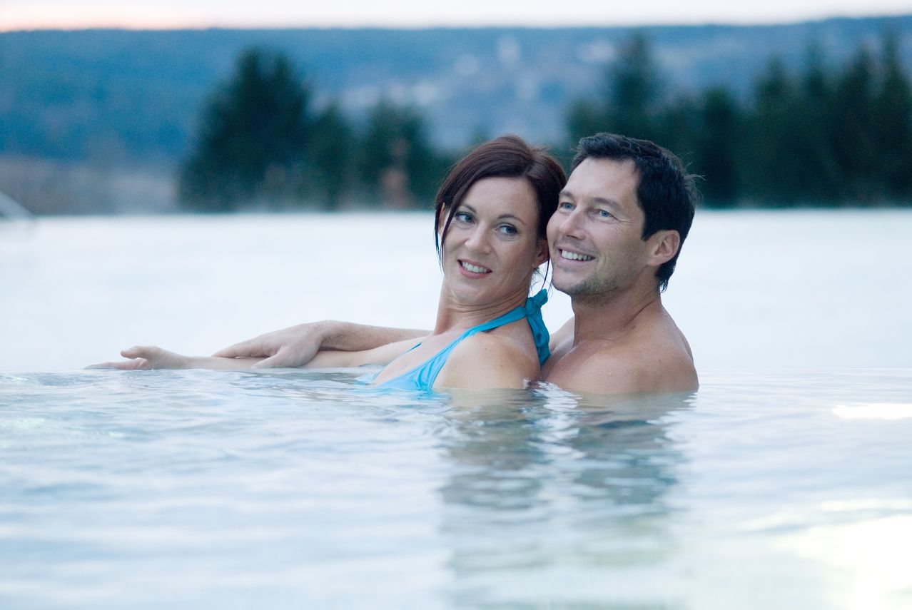 Bild enthält, Person, Swimming, Swimwear, Face, Smile, Adult, Female, Woman, Male, Man