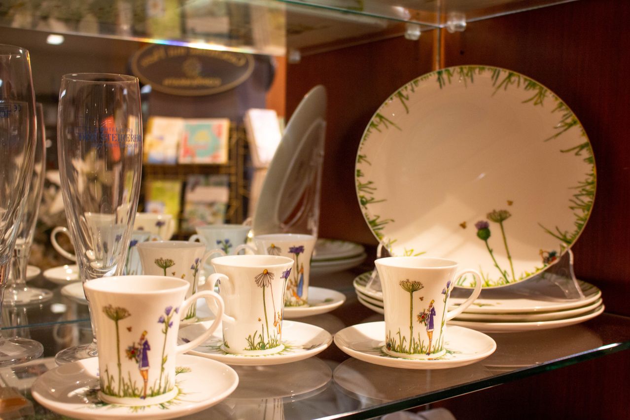 Bild enthält, Saucer, Cup, Art, Porcelain, Pottery, Food, Meal, Plate, Furniture, Indoors