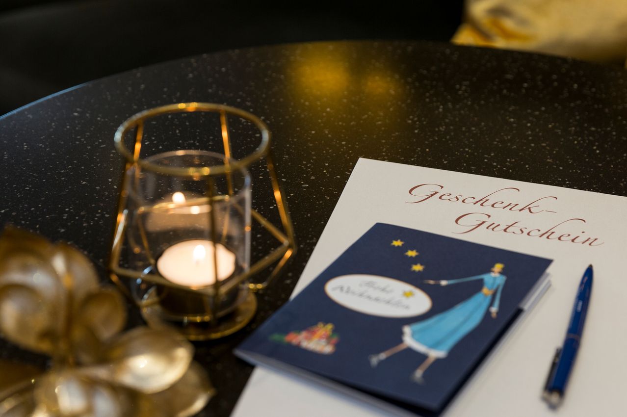 Bild enthält, Pen, Book, Publication, Candle, Person, Glass