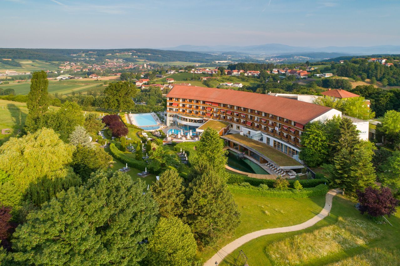 Bild enthält, Architecture, Building, Outdoors, Aerial View, Hotel, Resort, Pool, Swimming Pool, Water, Nature