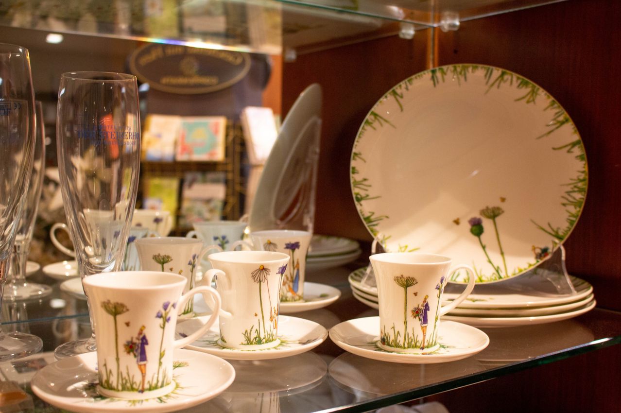 Bild enthält, Saucer, Cup, Porcelain, Pottery, Food, Meal, Plate, Furniture, Coffee Cup, Indoors