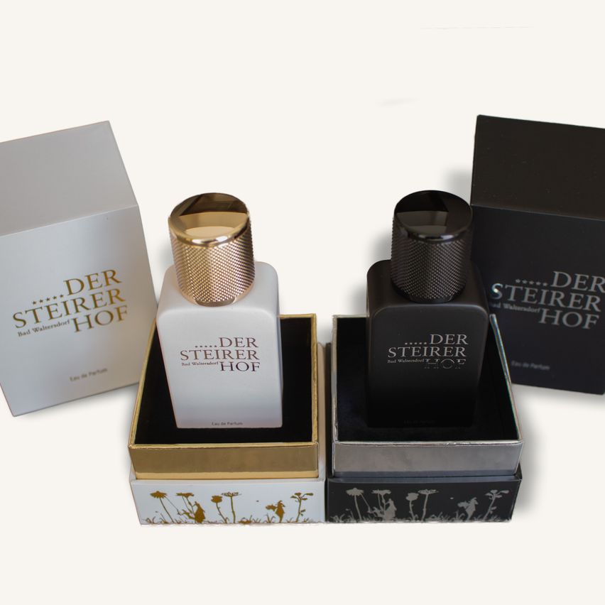 Drei Schachteln 'Der Steirer Hof' Parfüm, eine weiß mit goldener Einfassung, eine schwarz mit goldener Einfassung und eine schwarz mit silberner Einfassung, alle mit goldenen Kappen.