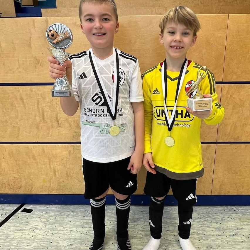 Bild enthält, Gold, Boy, Child, Male, Person, Clothing, Shorts, Trophy, Tennis, Tennis Racket