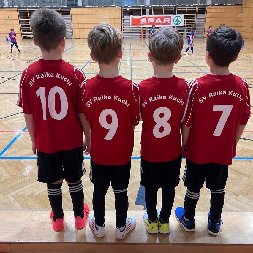 Bild enthält, Boy, Child, Male, Person, Number, Symbol, Text, People, Clothing, Shorts