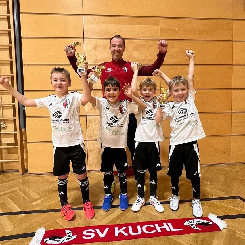 Bild enthält, Celebrating, Person, Face, Head, Ammunition, Grenade, Weapon, Clothing, Shorts, Happy