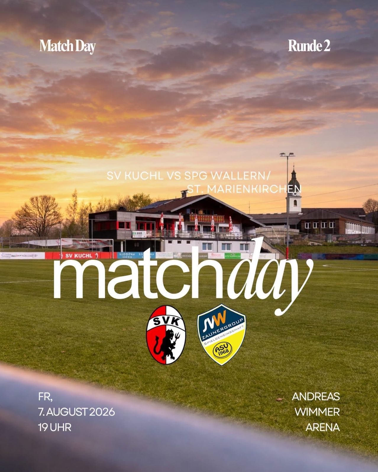 Ein Plakat für ein Fußballspiel zwischen SV Kuchl und SPG Wallern/St. Marienkirchen am 7. August 2026 im Andreas Wimmer Stadion. Das Plakat zeigt einen Sonnenuntergang, ein Fußballfeld und Teamlogos.
