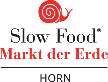 Das Slow-Food-Logo zeigt eine rote Schnecke auf schwarzem Hintergrund mit dem Text 'Slow Food' in Weiß und 'Markt der Erde' in Rot. Darunter steht das Wort 'HORN'.