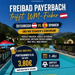 Eine Werbung für Freibad Payerbach mit einem Pool, Bergen und den Flaggen von Österreich und Spanien. Es wird ein Sonderangebot für ein 0,5L-Bier für 3,80€ am 2. Juli beworben, mit einem Fußballspiel um 21:00 Uhr.