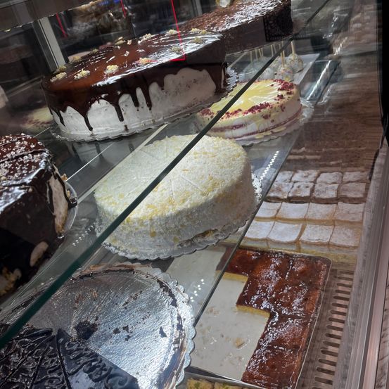 Bild enthält, Cream, Dessert, Food, Icing, Shop, Bread, Cake, Bakery