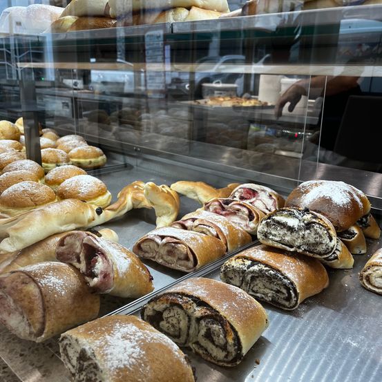 Bild enthält, Bread, Food, Shop, Adult, Male, Man, Person, Bun, Bakery
