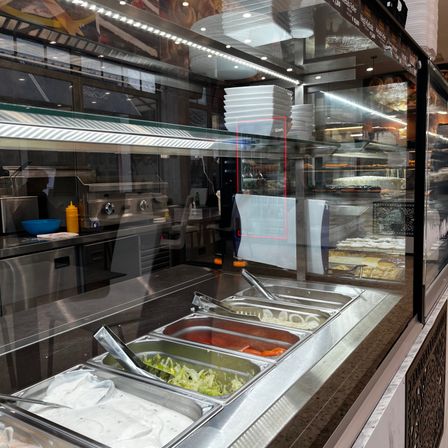 Bild enthält, Architecture, Building, Indoors, Restaurant, Cafeteria, Food, Meal, Salad, Salad Bar, Ice Cream