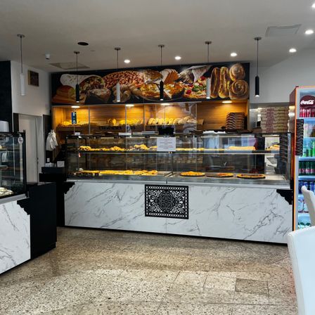 Bild enthält, Shop, Architecture, Building, Indoors, Restaurant, Cafeteria, Market