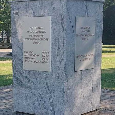 Bild enthält, Tomb, Mailbox, Gravestone