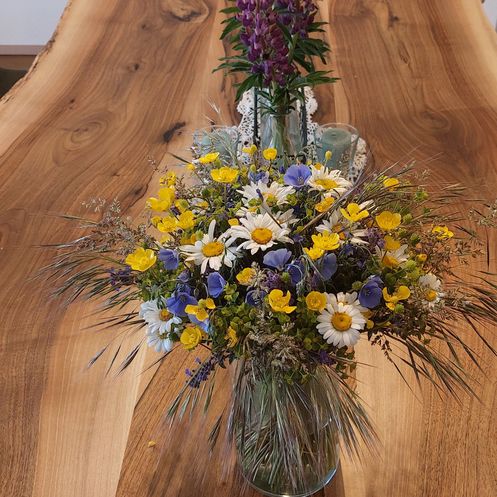 Bild enthält, Hardwood, Wood, Flower, Flower Arrangement, Furniture, Table, Tabletop, Interior Design, Flower Bouquet, Stained Wood