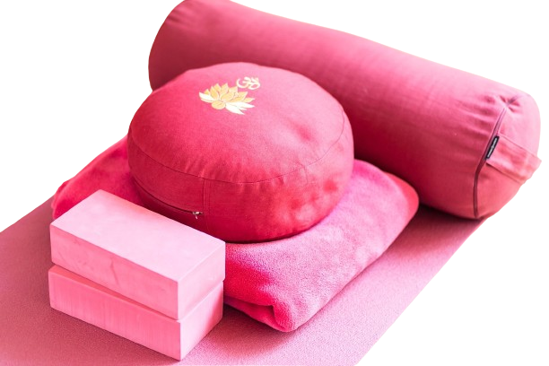 Bild enthält, Cushion, Home Decor, Pillow, Box, Clothing, Hat, Furniture