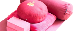 Bild enthält, Cushion, Home Decor, Pillow, Box, Clothing, Hat, Furniture