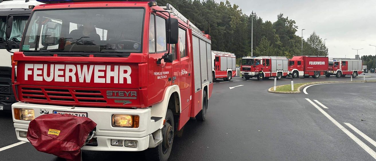 Bild enthält, Transportation, Truck, Vehicle, Bumper, Machine, Wheel, Fire Truck, Bus, Bag, Handbag