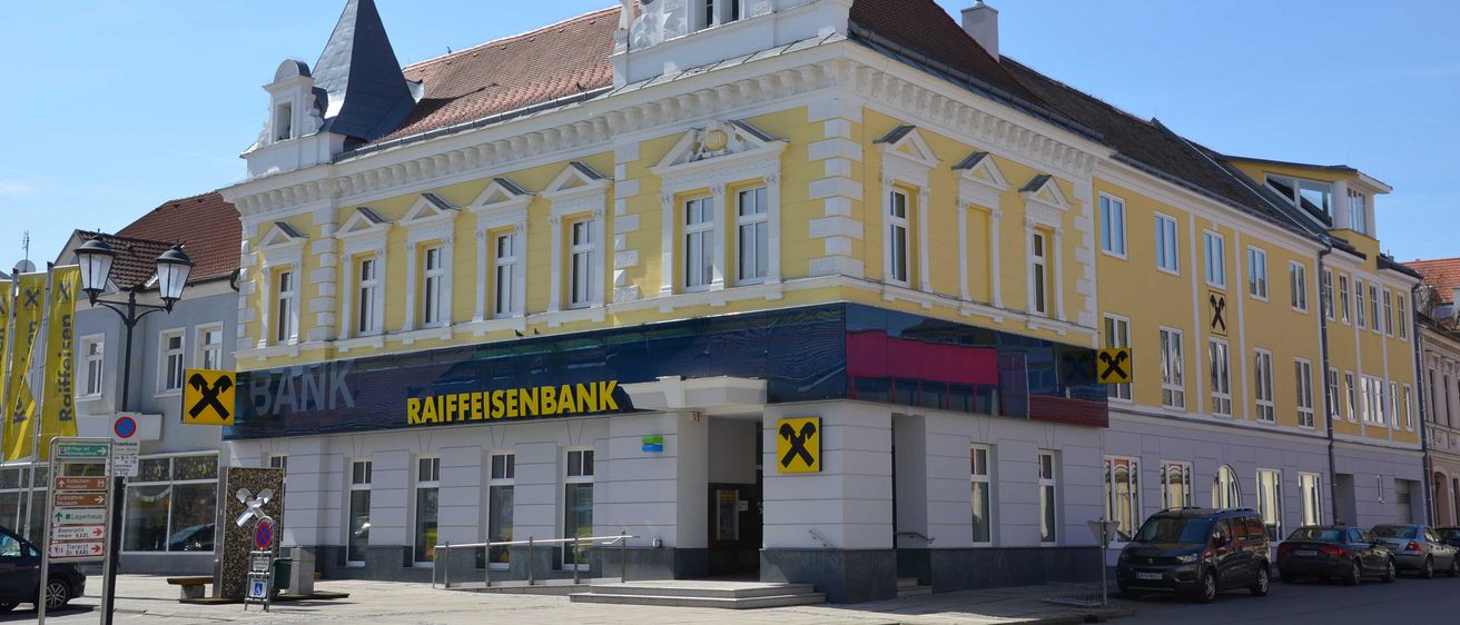 Bild enthält, City, Hotel, Monastery, Urban, Car, Road, Street, Metropolis, Office Building, Gothic Arch