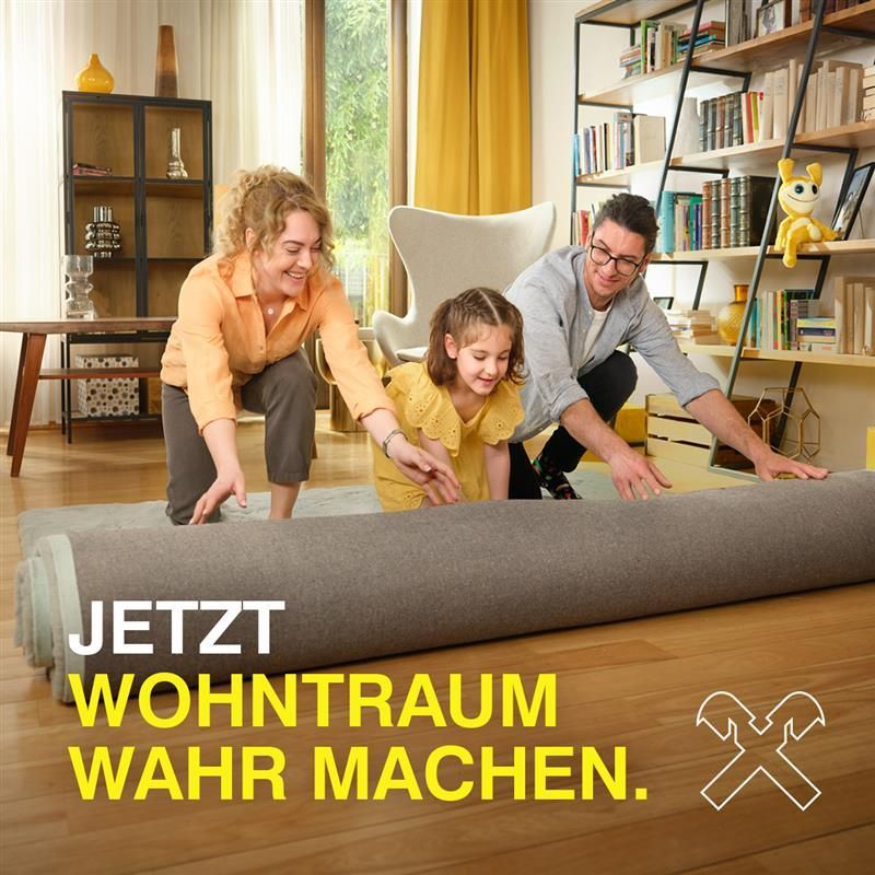 Eine Familie verlegt einen Teppich im Wohnzimmer, wobei eine Frau und ein Mann knien und ein Mädchen in der Mitte ist. Bücher und Dekorationsgegenstände stehen in den Regalen im Hintergrund.