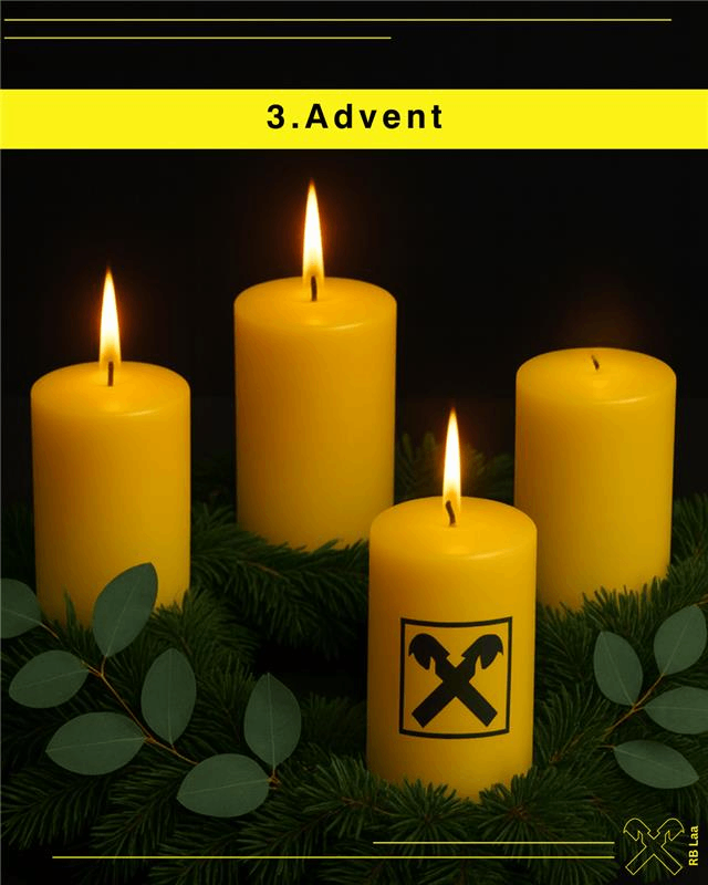 Vier gelbe Kerzen sind in einem Kreis angeordnet, jede leuchtet und brennt hell, umgeben von grünen Blättern. Der Text '3. Advent' ist oben angezeigt.