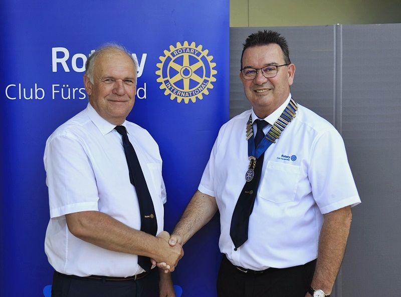 Bild enthält, Accessories, Formal Wear, Tie, Adult, Male, Man, Person, Shirt, Face, Officer