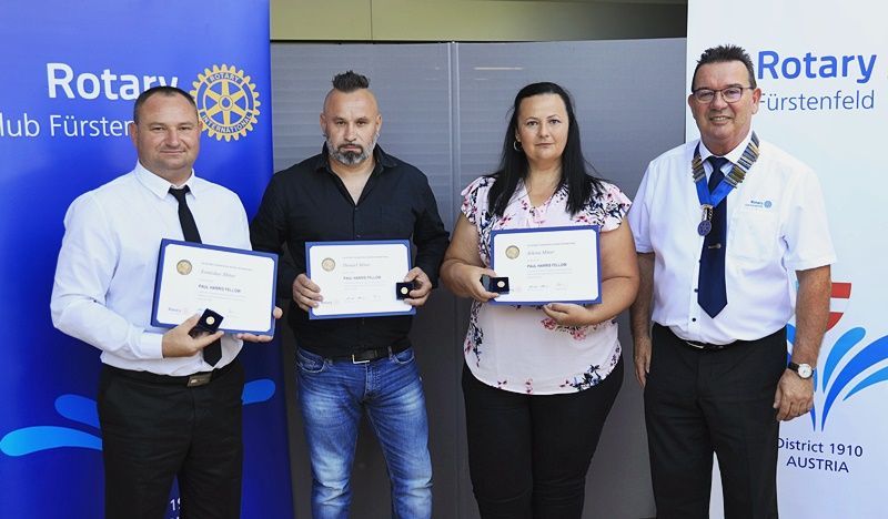 Bild enthält, Adult, Male, Man, Person, Female, Woman, Shirt, Pants, Jeans, People