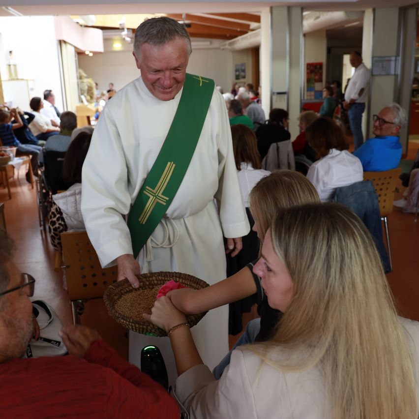 Bild enthält, Restaurant, Person, Adult, Male, Man, Glasses, Bracelet, Flooring, Female, Woman
