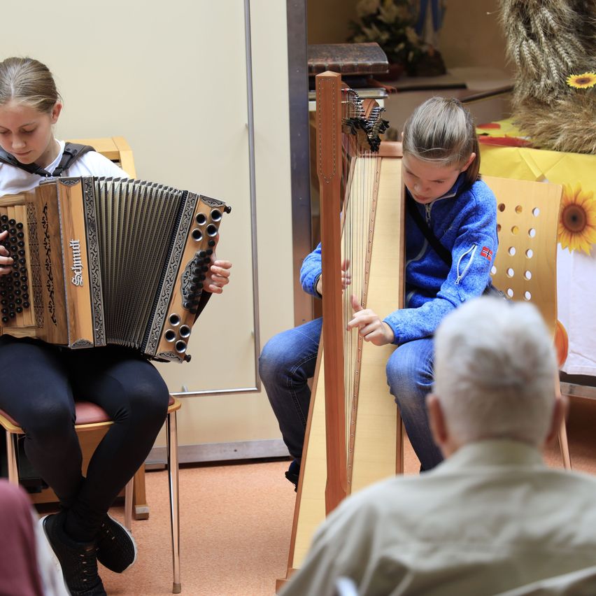 Bild enthält, Person, Adult, Male, Man, Shoe, Wood, Musical Instrument, Pear, Face, Head