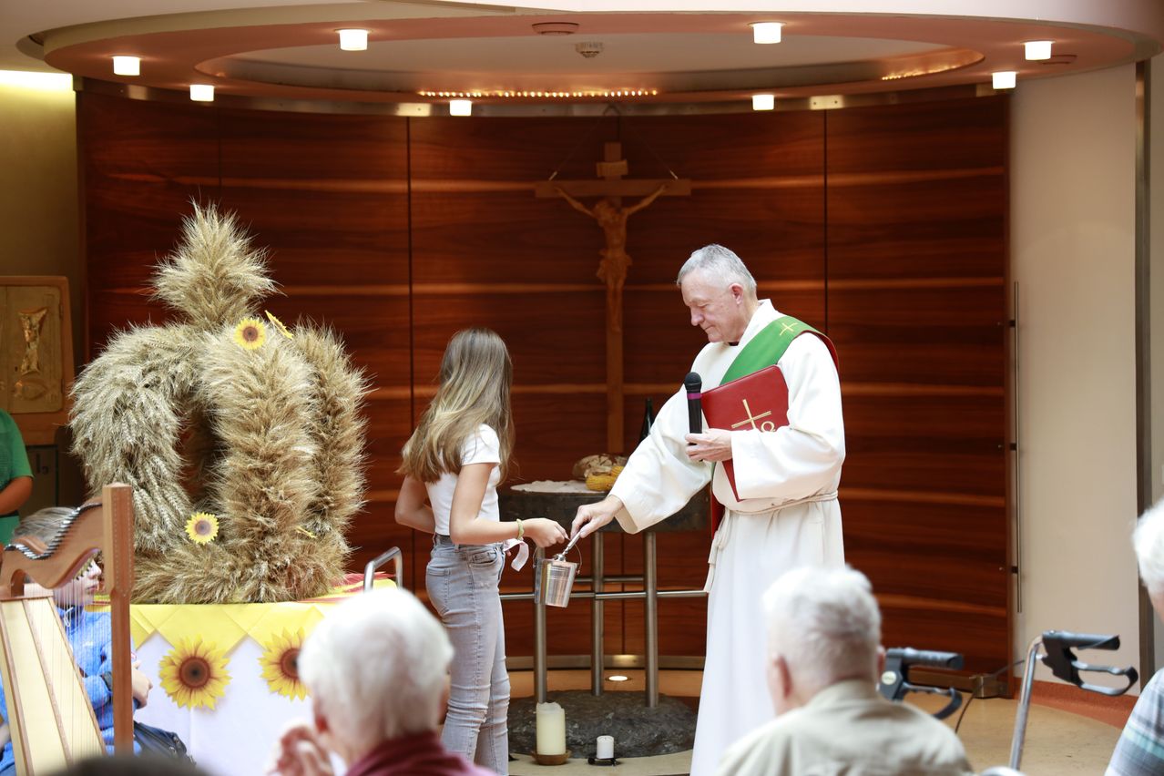 Bild enthält, Cross, Symbol, Person, Baby, Candle, Face, Head, People
