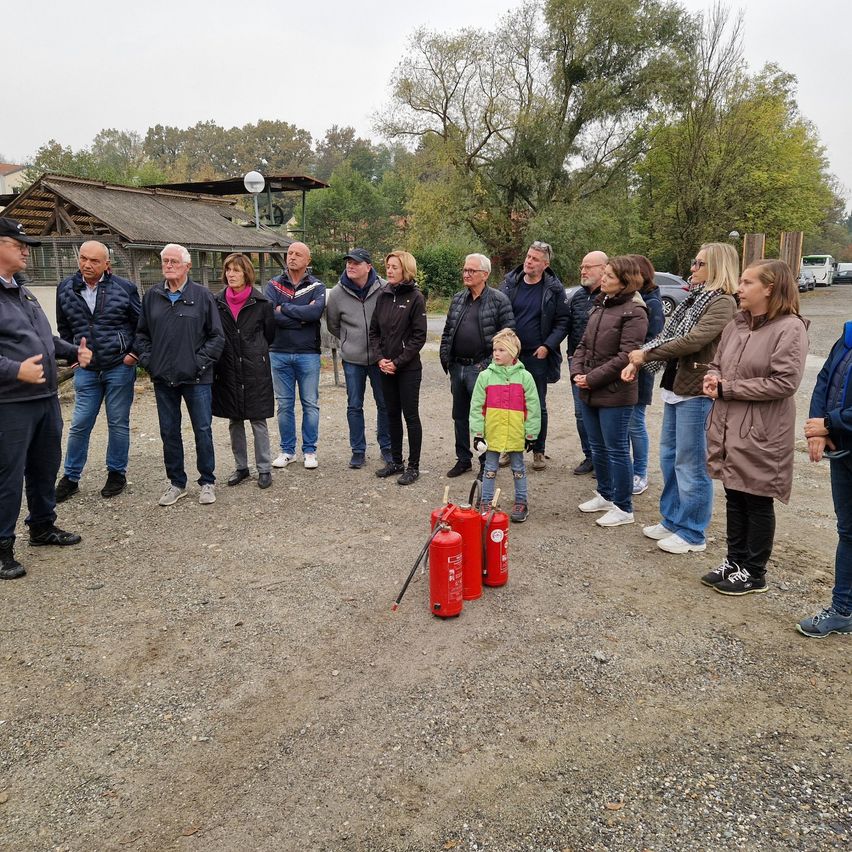 Bild enthält, Pants, Gravel, People, Person, Jeans, Adult, Male, Man, Female, Woman