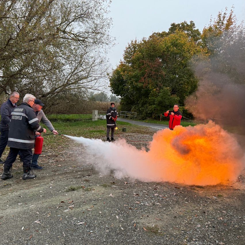 Bild enthält, Extinguishing Fire, Fire, Person, Adult, Male, Man