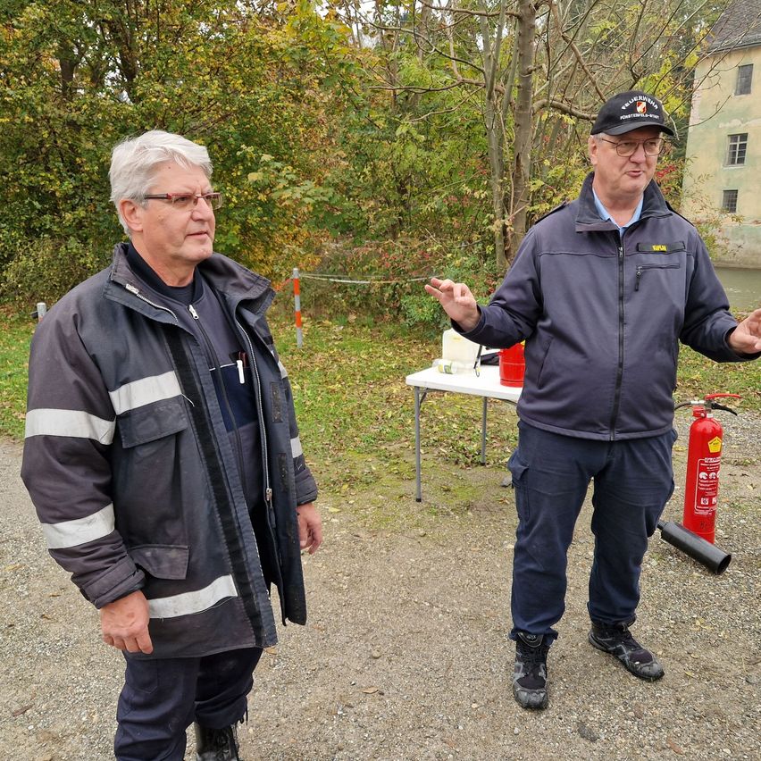 Bild enthält, Coat, Jacket, Adult, Male, Man, Person, Footwear, Shoe, Face, Jeans