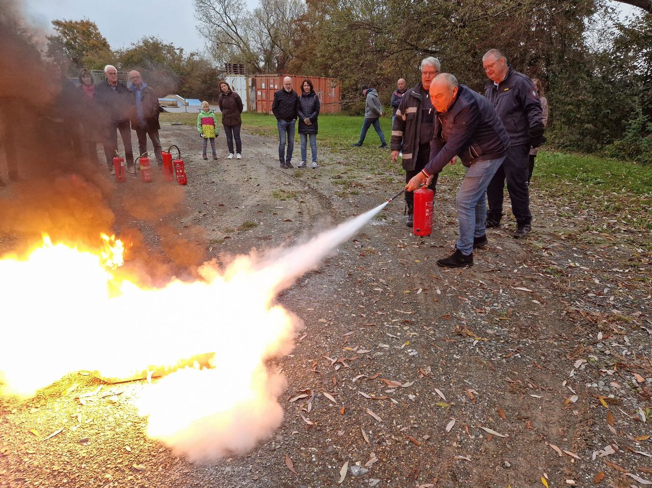 Bild enthält, Person, Fire, Adult, Male, Man, Extinguishing Fire, Flame, Clothing, Footwear, Shoe