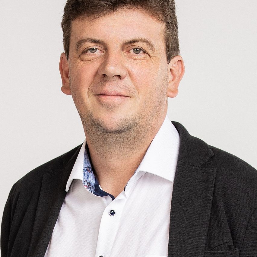 Bild enthält, Face, Head, Person, Photography, Portrait, Smile, Dimples, Blazer, Coat, Man
