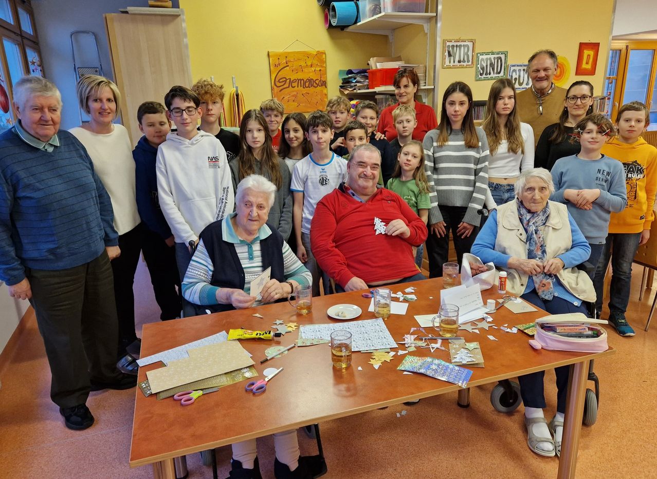 Bild enthält, Table, Dining Table, Plywood, Wood, Dining Room, People, Person, Adult, Female, Woman