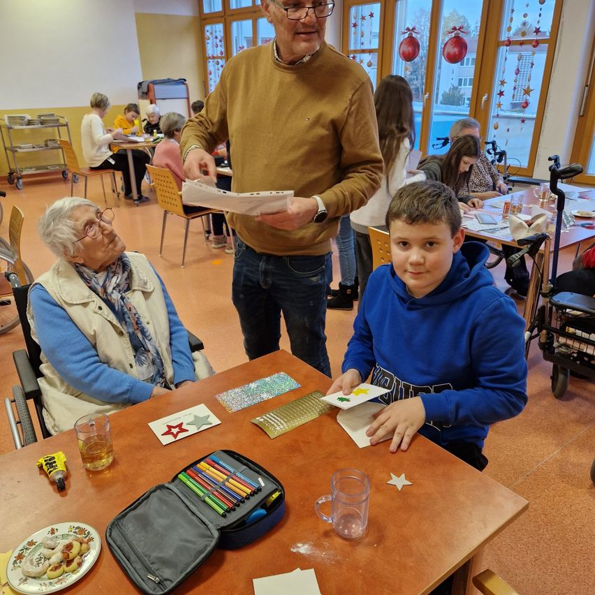 Bild enthält, Plywood, Wood, Table, Adult, Female, Person, Woman, Male, Man, Hardwood