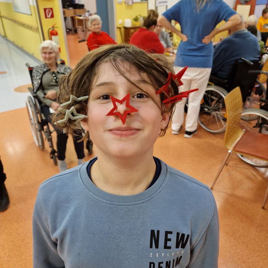 Bild enthält, T-Shirt, Person, Photography, Portrait, Furniture, Adult, Female, Woman, Chair, Child
