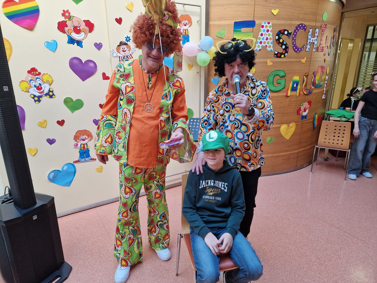 Bild enthält, Person, Boy, Child, Male, Jeans, Pants, Face, Shoe, Hat, Portrait