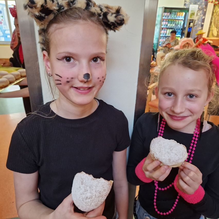 Bild enthält, Finger, Person, Child, Female, Girl, Accessories, Flower Arrangement, Face, Necklace, Woman