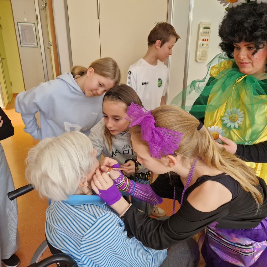 Bild enthält, Coat, Person, Boy, Male, Teen, Adult, Female, Woman, Child, Girl