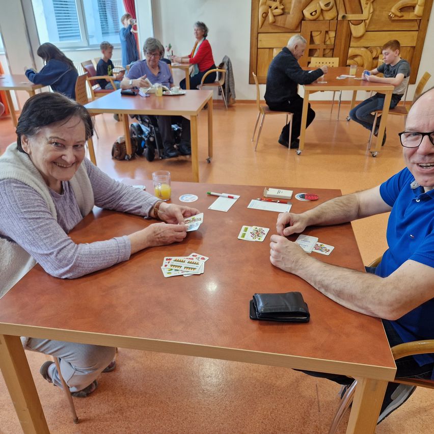 Bild enthält, Plywood, Wood, Cafeteria, Restaurant, Adult, Female, Person, Woman, Hardwood, Dining Table