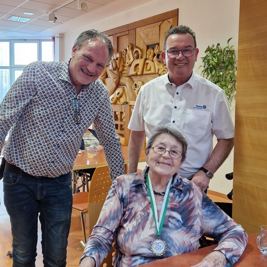 Bild enthält, Plywood, Wood, Person, Portrait, Shirt, Pants, Hardwood, Flooring, Restaurant, Interior Design