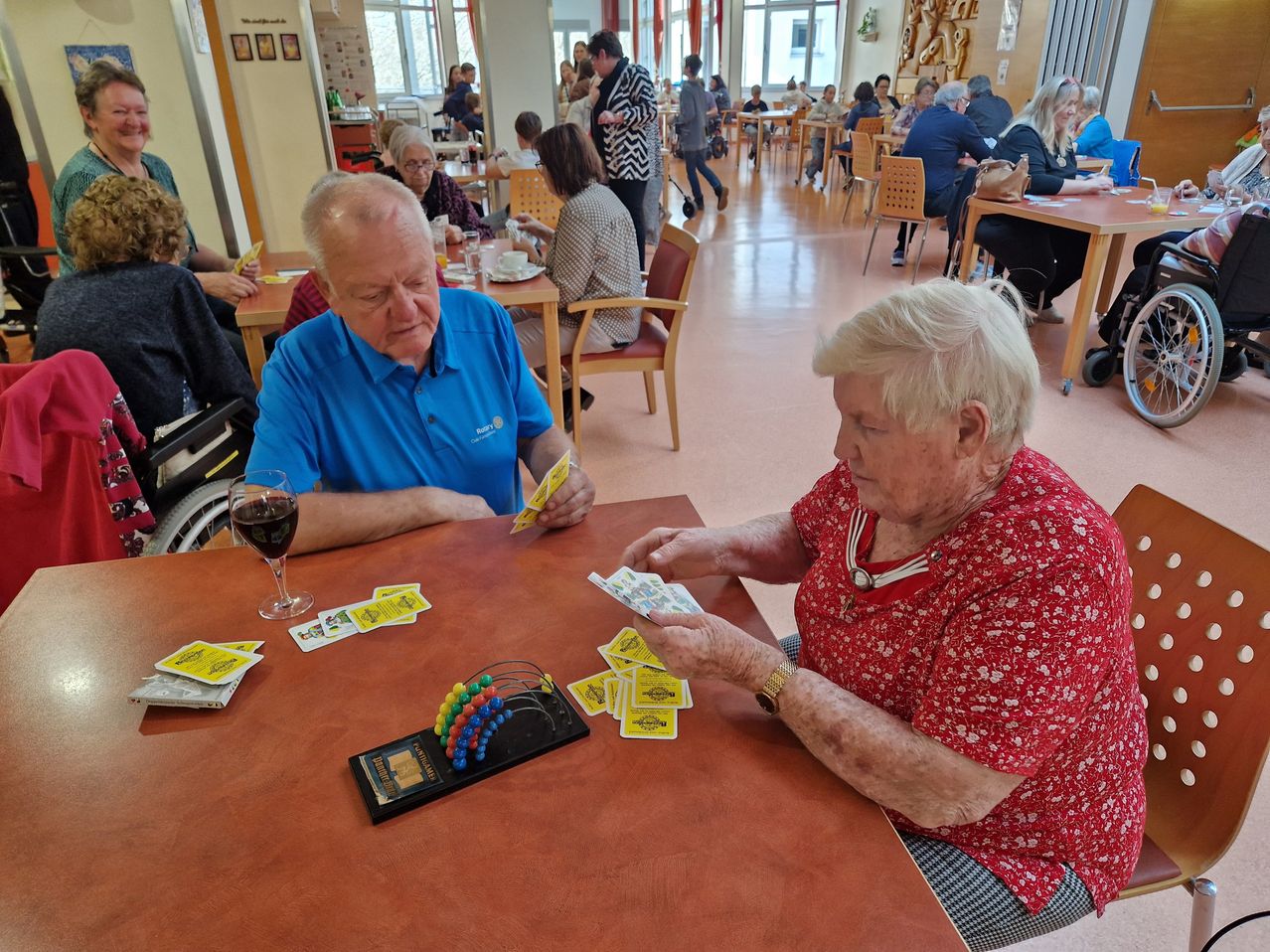 Bild enthält, Plywood, Wood, Restaurant, Adult, Female, Person, Woman, Cafeteria, Male, Man