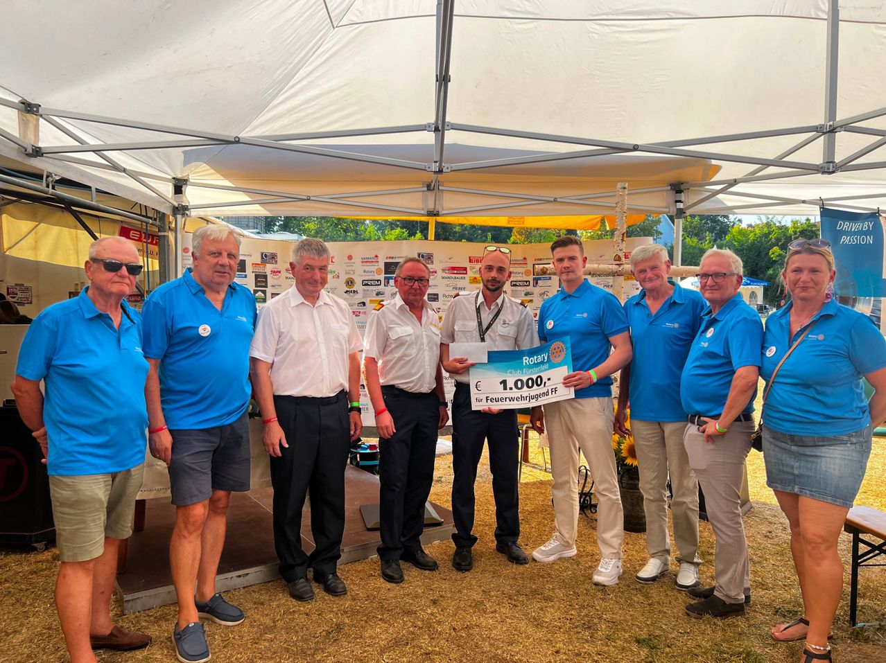 Gemeinsam für die Feuerwehrjugend: Der Rotary Club Fürstenfeld unterstützte das Internationale Feuerwehrjugendlager in Fürstenfeld mit 1.000 Euro.