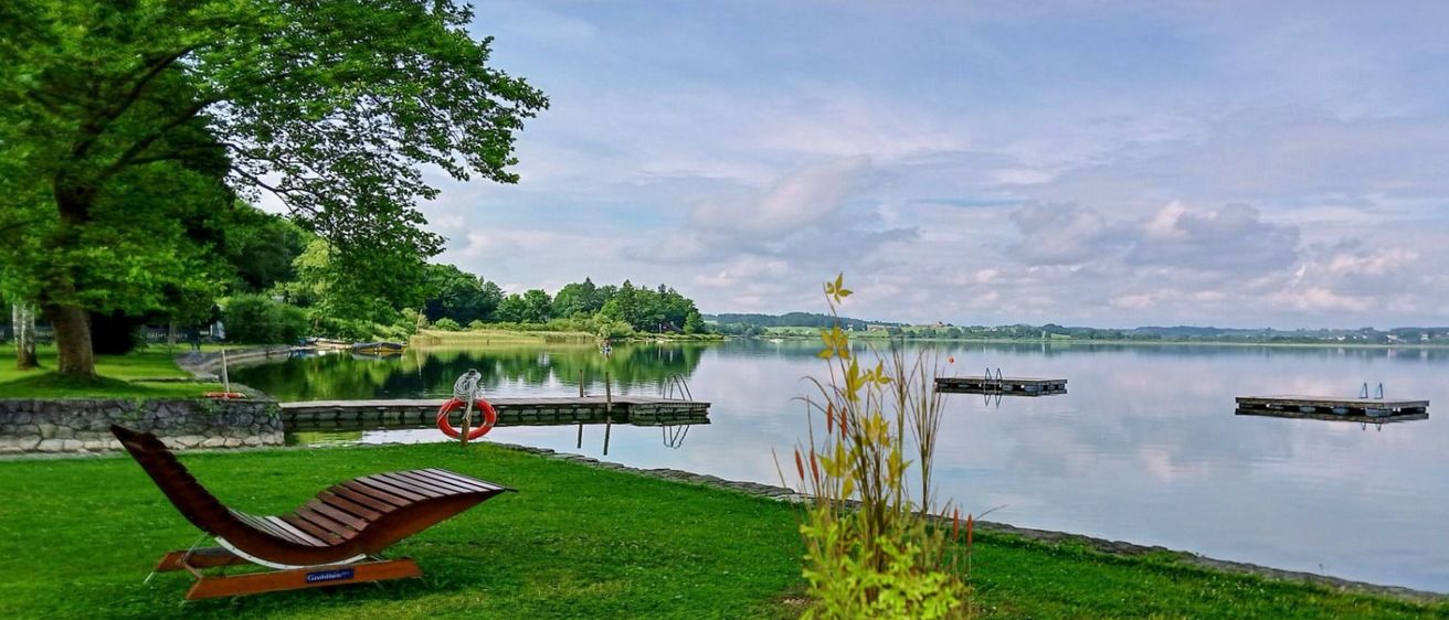 Bild enthält, Nature, Outdoors, Scenery, Landscape, Lakefront, Grass, Chair, Person, Water