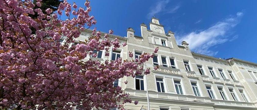 Bild enthält, City, Urban, Architecture, Building, Apartment Building, High Rise, Flower, Housing, Condo, House