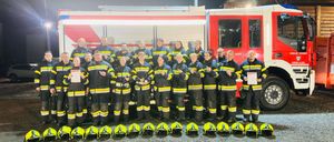 Bild enthält, People, Person, Transportation, Vehicle, Fire Truck, Truck, Fire Station, Car, Machine, Wheel